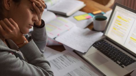 Procura de empresas para assistência psicológica de funcionários cresce 44% para combater Síndrome do Burnout