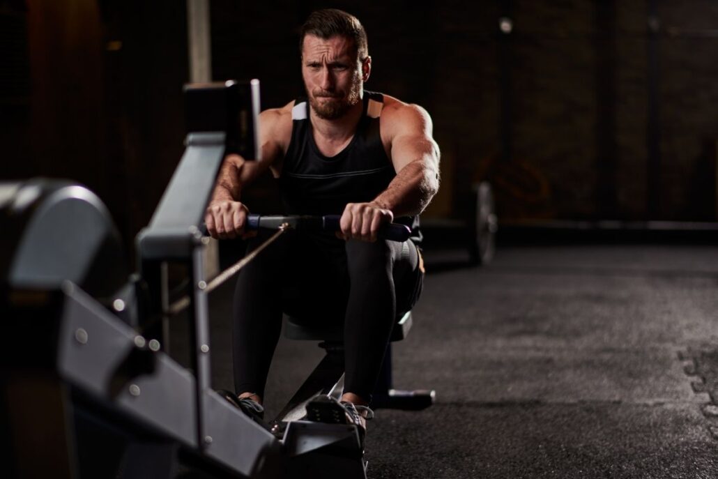 O que é a Remada Sentada e o que ela corrige?