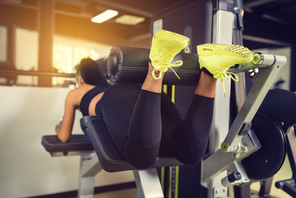 O que é a cadeira flexora (mesa flexora) e por que ela é importante?